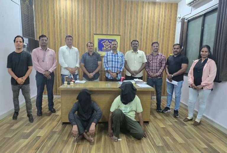 पुण्यात ‘टकटक गँग’, सिग्नलवर थांबलेल्या गाड्यांमधून मोबाईल आणि दागिने लांबवणारे उत्तर प्रदेशातील दोन भामटे पकडले