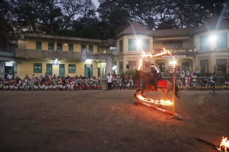 आगीतून उडी घेणारे अश्व आणि अश्वारोहक…ऑलिम्पिक क्रीडा प्रकारातील अश्वारोहणाच्या रोमांचक प्रात्यक्षिकांचा थरार