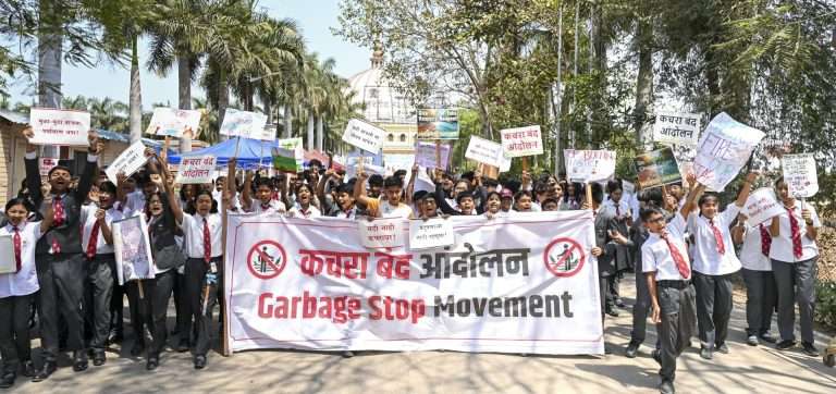 नदीत कचरा टाकण्याविरोधात विद्यार्थ्यांचा एल्गार कायम,लोकवस्तीत पाच दिवसांपासून कचऱ्याचे ढीग