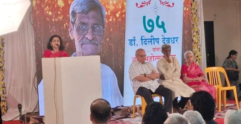 वर्गमित्रांकडून ‘सहजीवन’ वृद्धाश्रमाला ७५ हजारांची मदत