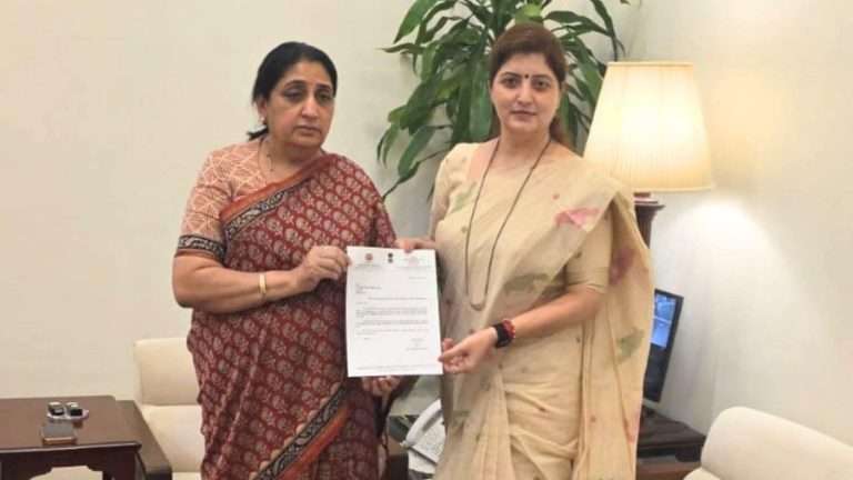 महिला आयोगाच्या अध्यक्षा रुपाली चाकणकरांचा राजीनामा:उपमुख्यमंत्री सुनेत्रा पवारांकडे सोपवला