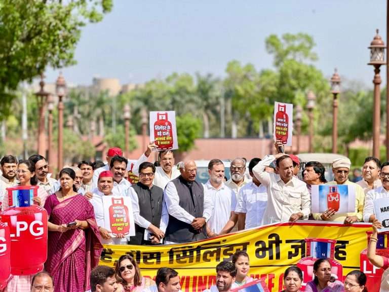 ‘नरेंदर भी गायब, सिलेंडर भी गायब’:संसद परिसरात राहुल-प्रियांकांनी केली निदर्शने