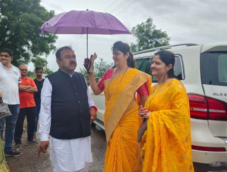 एकनाथ शिंदे, रुपाली चाकणकर, विखे-पाटलांचे भविष्य पाहणारा अशोक खरात बलात्कार प्रकरणी गजाआड