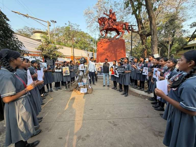 जातीयवादाच्या भस्मासुराच्या होळीत ट्रम्प च्या चित्राचीही पुण्यात होळी