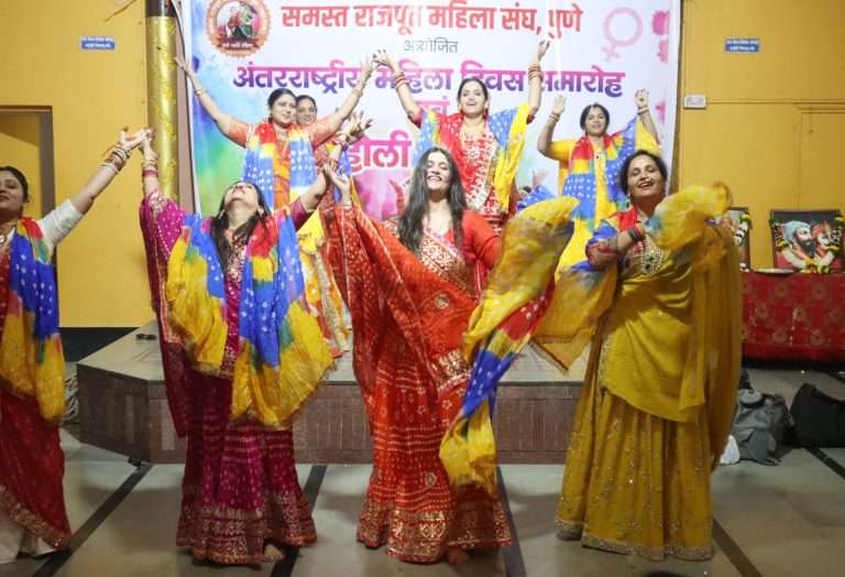 पारंपरिक वेशात राजपूत महिलांचा ‘होली मिलन’ उत्सव साजरा