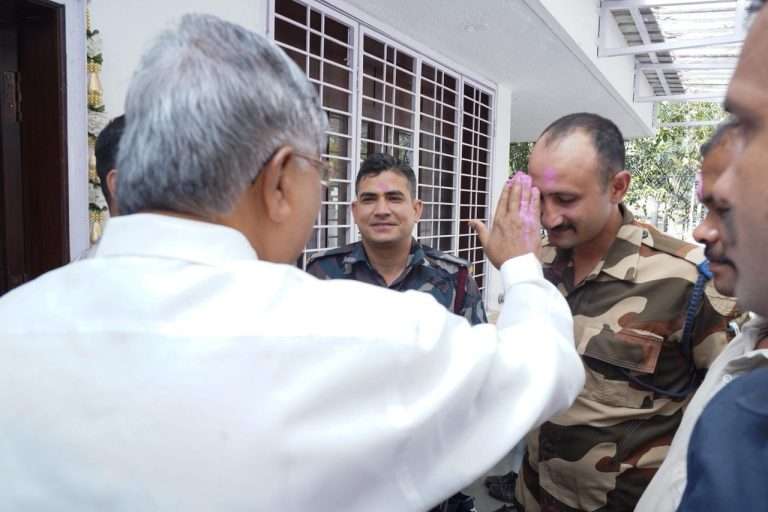 चंद्रकांतदादा पाटील यांची सीआयएसएफच्या जवानांसोबत होळी साजरी