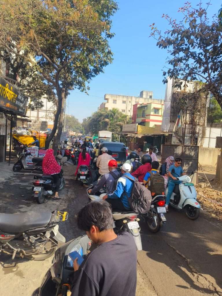 धायरी येथील बेनकरवस्ती रस्त्याचे काम रखडले,अपघात, प्रचंड वाहतूक कोंडीने नागरिकांचे हाल