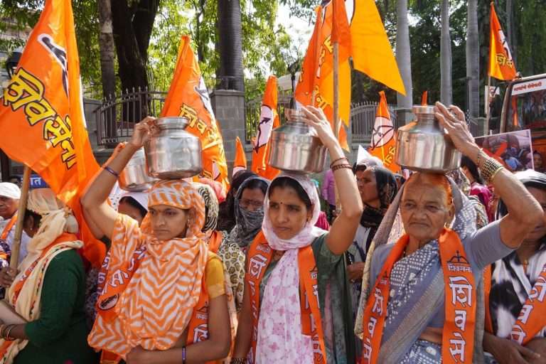 प्रमोद नाना भानगिरे यांच्या नेतृत्वाखाली महिलांचा महापालिकेवर हंडा मोर्चा