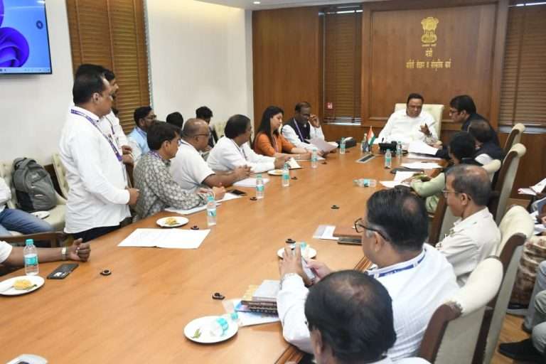 नागरिकांनो आपले सेवा केंद्रचालकांकडून मिळणाऱ्या विविध डिजिटल सेवेसाठी धोरण तयार करा:मंत्री ॲड.आशिष शेलार