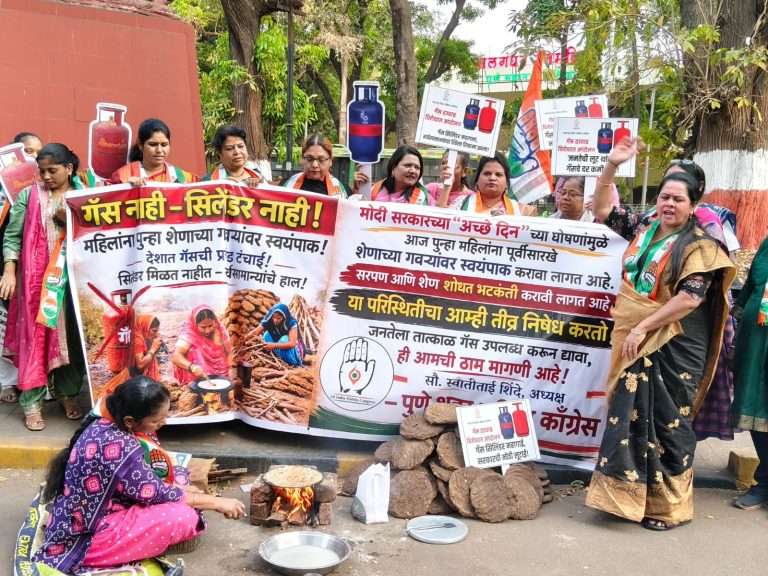 इंधन दरवाढ आणि टंचाई विरोधात महिला कॉंग्रेसचे आंदोलन