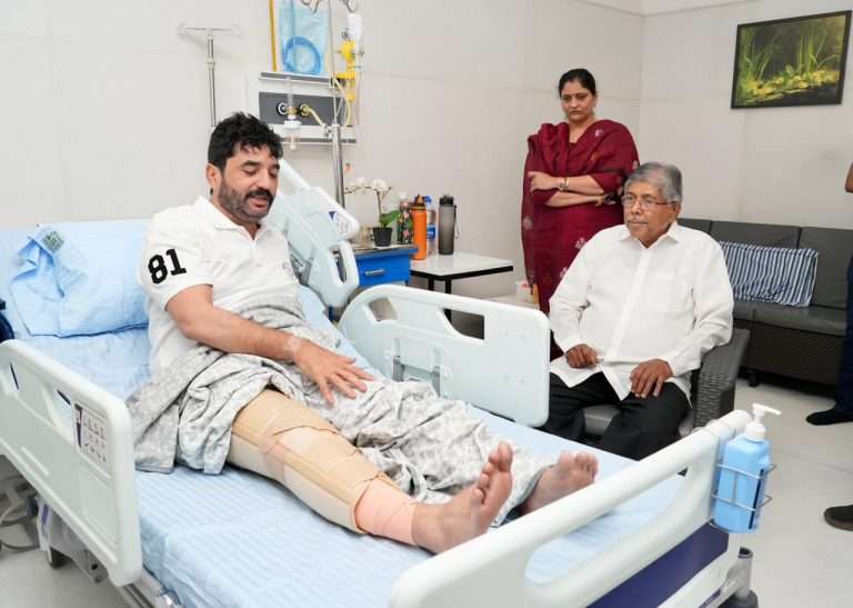 केंद्रीय राज्यमंत्री मुरलीधर मोहोळ यांची चंद्रकांतदादा पाटील,नितेश राणे , महापौर नागपुरे  यांनी घेतली भेट; तब्येतीची केली विचारपूस