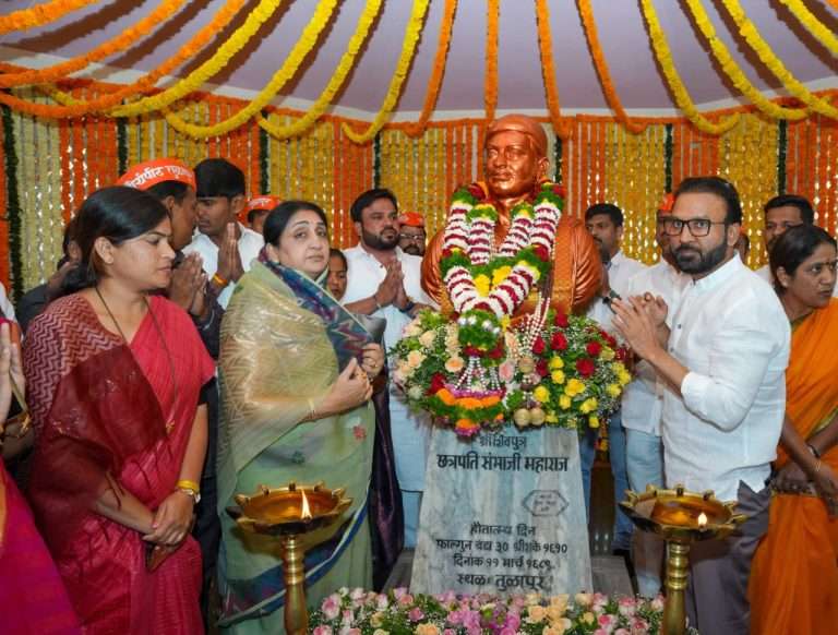 स्वराज्य रक्षक धर्मवीर श्री संभाजी महाराज यांच्या पुण्यतिथीनिमित्त उपमुख्यमंत्र्याचे अभिवादन