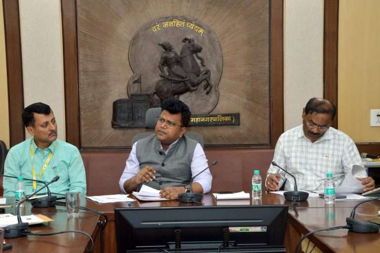 उच्च न्यायालयाने दिलेल्या निर्देशांनुसार रस्त्यांवरील खड्डे आणि चेम्बर यामुळे अपघात होता कामा नये-नवल किशोर राम यांचे  स्पष्ट आदेश
