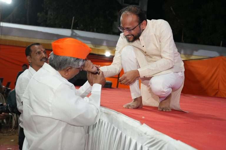 मंत्री चंद्रकांत पाटील यांनी स्वतःच्या हातातील घड्याळ गणेश शिंदे यांच्या हाती बांधून केला सन्मान