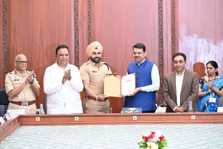 मुख्यमंत्री देवेंद्र फडणवीस यांच्या हस्ते पोलीस अधीक्षक संदीप सिंह गिल यांचा गौरव