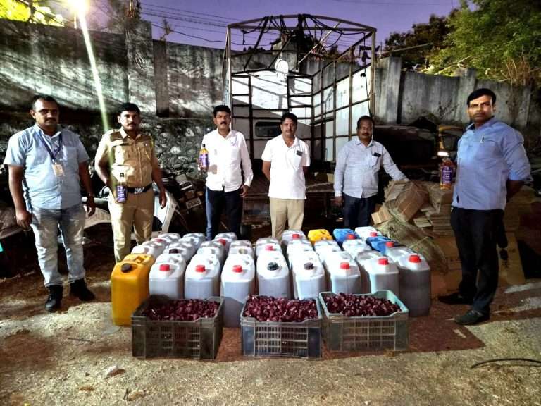 राज्य उत्पादन शुल्क विभागाच्या पुणे भरारी पथकाने मद्य तस्करी करणाऱ्या टोळीचा केला पर्दाफाश