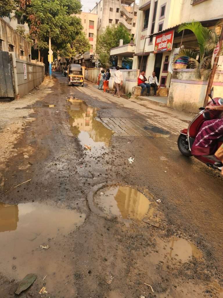 धायरी येथील बेनकरनगर रस्त्यावर अवजड वाहनांमुळे पाणी, मैलापाणी चेंबर, वाहिन्यांंचा चुराडा