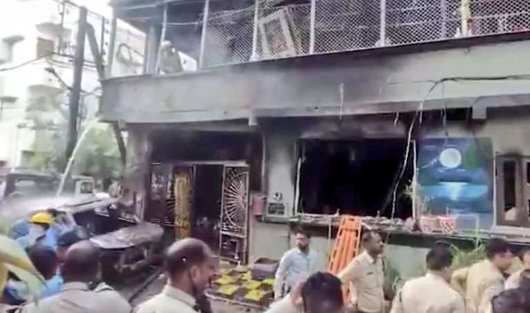इलेक्ट्रिक कार चार्जिंग करताना दुर्घटना, 6 लोक जिवंत जळाले, 3 जण भाजले
