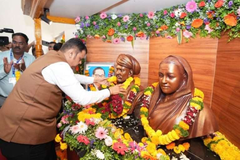 खानवडीत ‘ज्योती-सावित्री जिल्हा परिषद शाळेचे’ मुख्यमंत्री देवेंद्र फडणवीस यांच्या हस्ते उद्घाटन