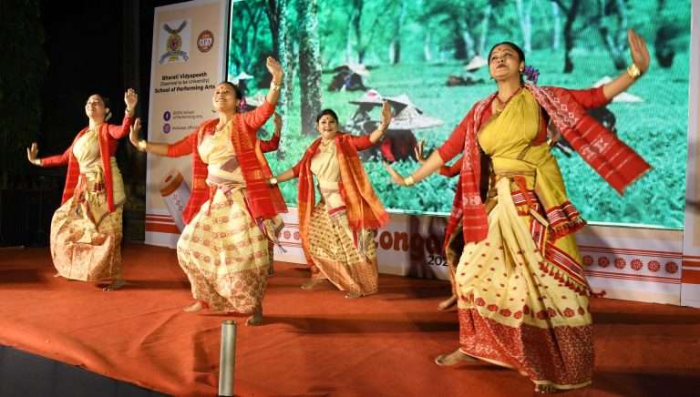 बिहू नृत्यातून पुणेकरांनी अनुभवली आसामच्या सांस्कृतिक वैभवाची झलक