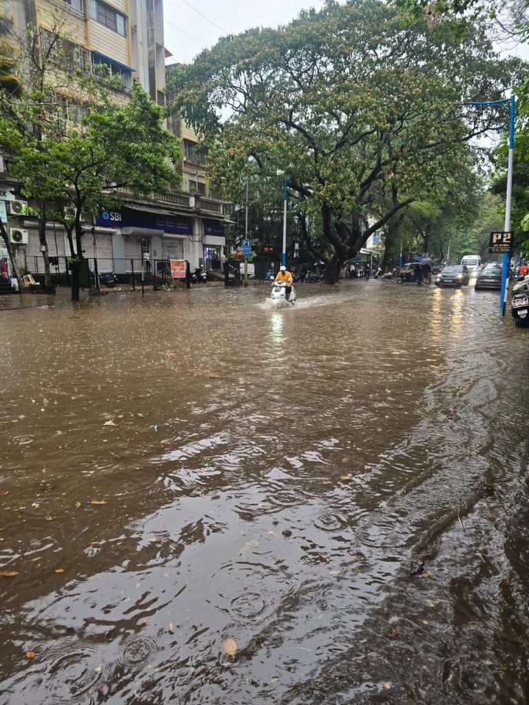 समर्थ पथ कर्वेनगर पुन्हा पाण्यात ..”सफाई” ची चौकशी करा