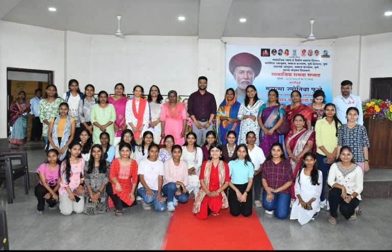 समाज कल्याण कार्यालयाच्यावतीने क्रांतीसूर्य महात्मा ज्योतिबा फुले जयंती साजरी