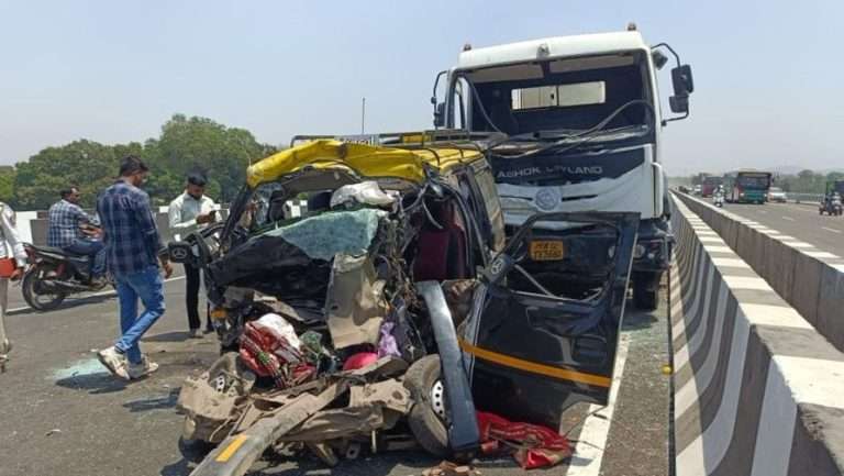 ईको कार – सिमेंट मिक्सर ट्रकची समोरासमोर धडक:कारमधील 11 जण जागीच ठार