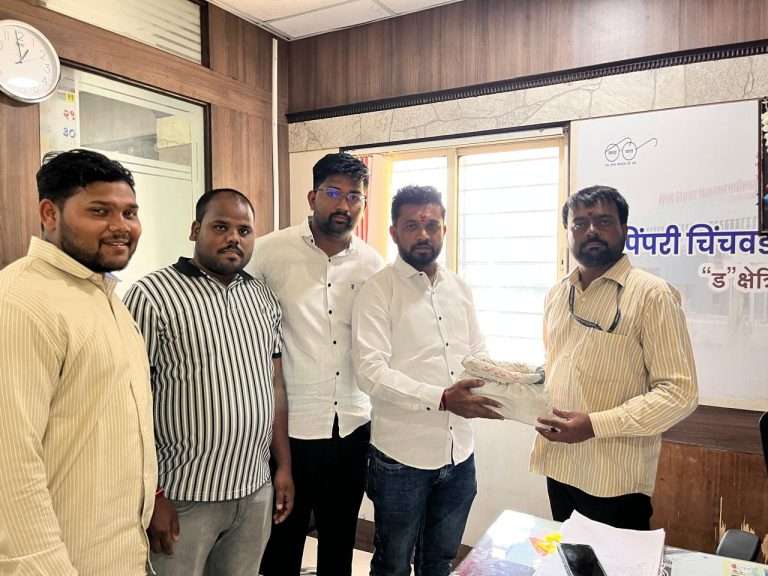 पिंपळे निलख येथिल अनधिकृत RMC प्लॅन्टची धुळ दिली पालिका अधिकाऱ्यांना भेट