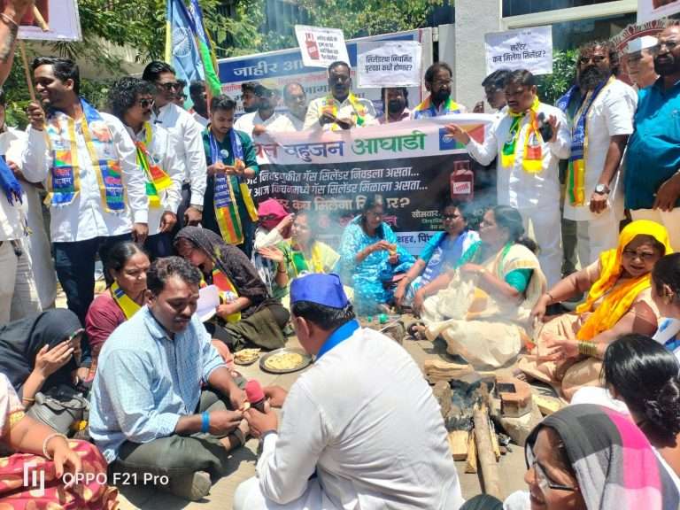 सिलेंडरसाठी वंचित आघाडीचे पुण्यात आंदोलन