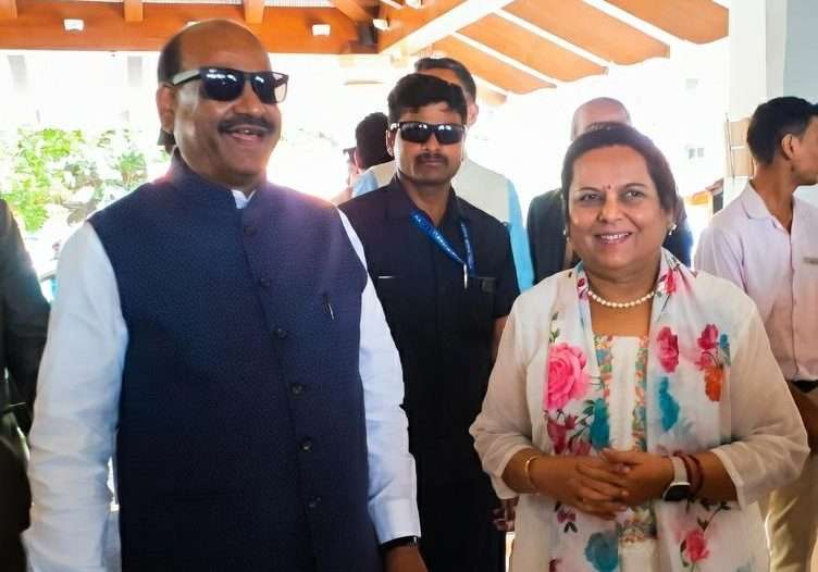 पणजीत सीपीए वेस्ट झोन परिषदेसाठी आलेले लोकसभा अध्यक्ष ओम बिर्ला यांचे उपसभापती डॉ. नीलम गोऱ्हे यांनी केले स्वागत