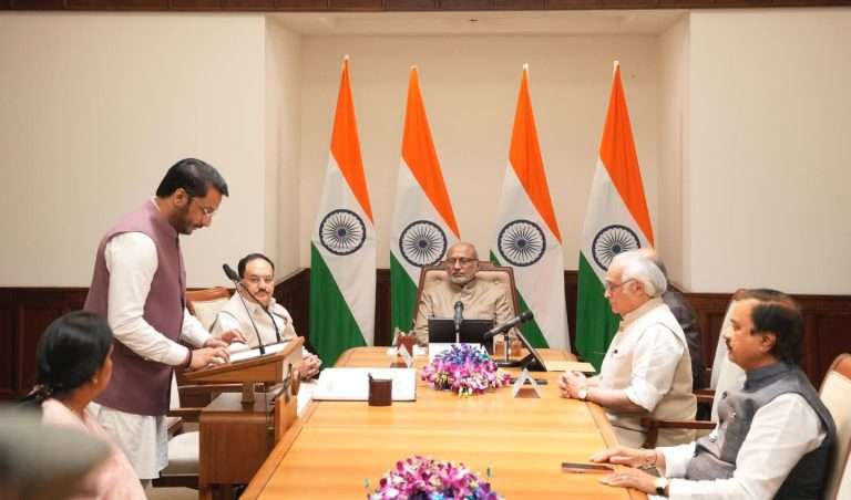 पार्थ पवार यांनी आज राज्यसभेच्या खासदारकीची घेतली शपथ