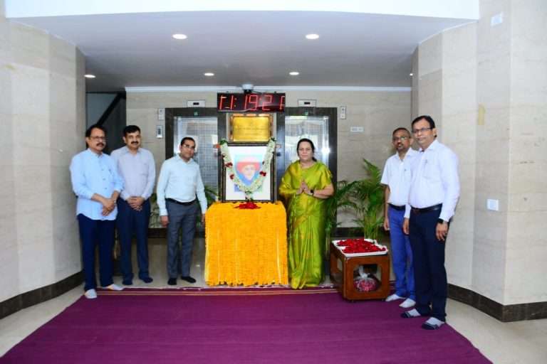 विधान भवनात महात्मा फुले यांच्या द्विशताब्दी वर्षाच्या प्रारंभनिमित्त अभिवादन
