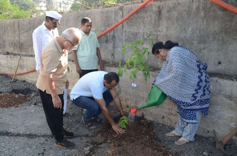 वृक्षवल्ली आम्हा सोयरी वनचरे …