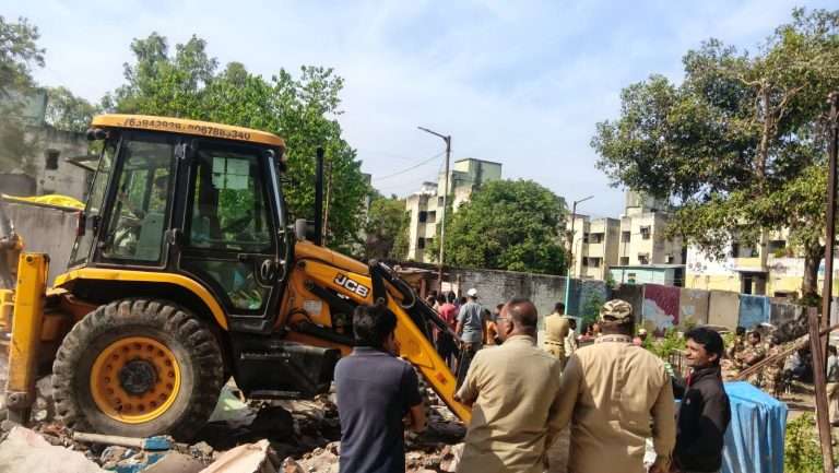 उष्माघात अन् पावसाळ्याच्या तोंडावर १०० वर्षापूर्वीची घरे पाडली, कोर्टात केस तरी,नगरसेवकाच्या दबावाने कारवाई