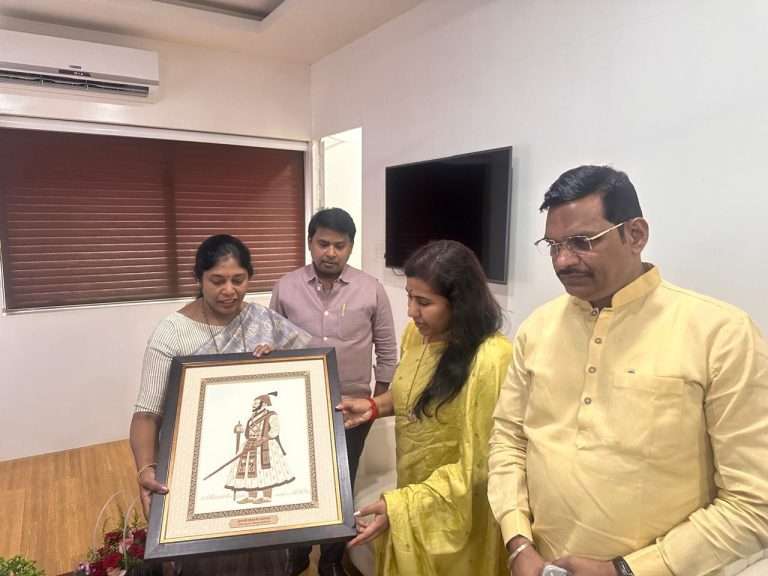 नागरिकांना अखंड व सुरळीत वीजपुरवठा मिळावा-महापौरांनी ऊर्जामंत्र्यांना घातले साकडे