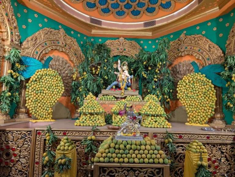 श्रीमंत भाऊसाहेब रंगारी गणपतीला ७ हजार आंब्यांचा महानैवेद्य