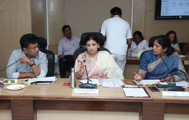 राजकारण कमी करा अन विकास कामांवर जास्त लक्ष द्या:मंत्री माधुरी मिसाळांनी महापलिकेच्या विकास प्रकल्पांना गती देण्याचे दिले आदेश