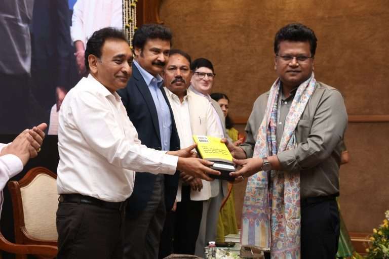 सेवा हक्क दिनी महापालिका आयुक्त नवल किशोर राम यांचा सन्मान