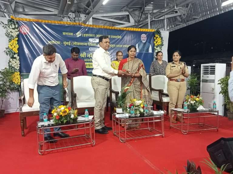 बनारस – पुणे (हडपसर) अमृत भारत एक्सप्रेसचे हडपसर रेल्वे स्थानकावर महापौर मंजुषा नागपुरेंनी केले स्वागत..