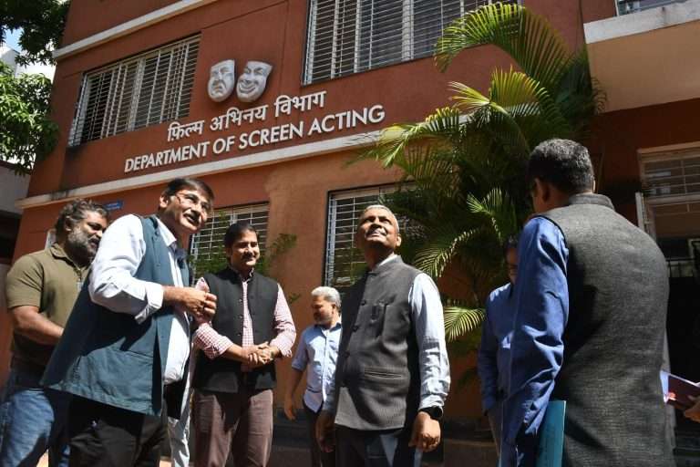 माहिती व प्रसारण मंत्रालयाच्या सचिवांनी पुण्यातील एफटीआयआय, एनएफडीसी-एनएफएआय आणि दूरदर्शन केंद्र येथे भेट दिली