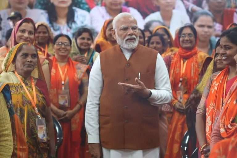 “स्त्रियांना फक्त गृहिणी म्हणून पाहण्याचे दिवस गेले; आता त्यांना राष्ट्रनिर्माते म्हणून पाहण्याची गरज आहे.” : पंतप्रधान नरेंद्र मोदी