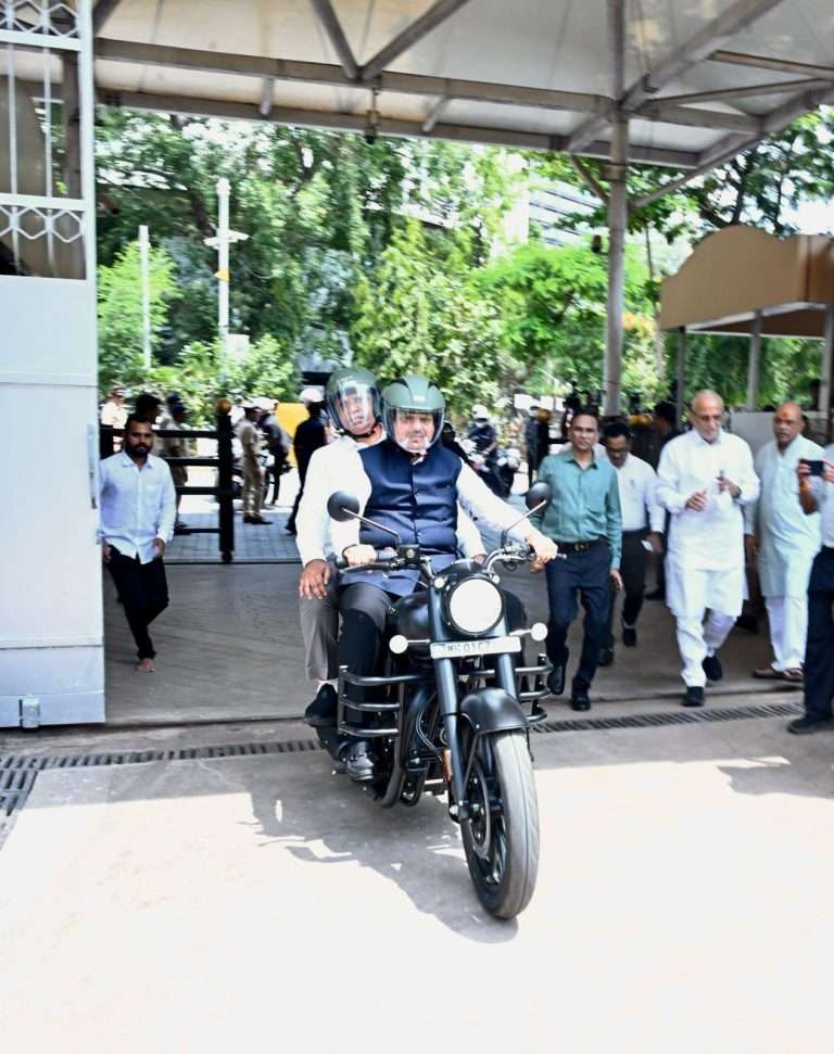 मुख्यमंत्री फडणवीस बाईकवरून विधानभवनात दाखल