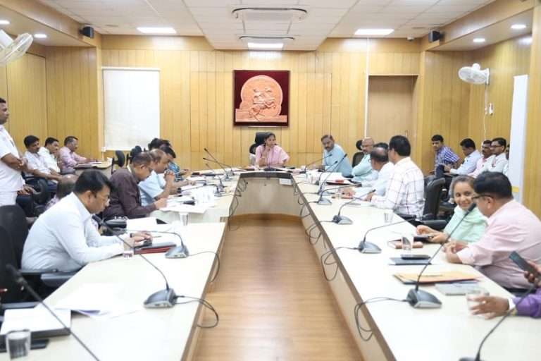 रस्त्यांची कामे तातडीने पूर्ण करा – महापौर नागपुरे