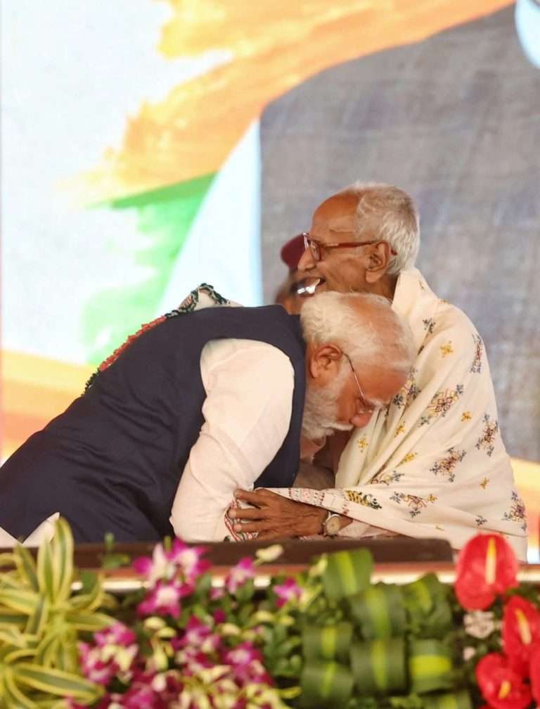 सुवेंदू यांनी बंगालचे मुख्यमंत्री म्हणून शपथ घेतली: PM मोदी मंचावर एका ज्येष्ठ कार्यकर्त्याच्या पाया पडले