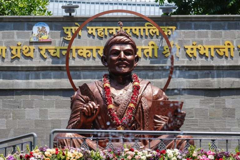 छत्रपती संभाजी महाराज यांच्या पूर्णाकृती शिल्पाचे मुख्यमंत्री देवेंद्र फडणवीस यांच्या हस्ते अनावरण