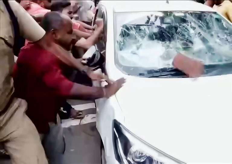 केरळमध्ये छापा टाकायला गेलेल्या ED अधिकाऱ्यांना चोपले, दगडफेक करत गाडीची तोडफोड