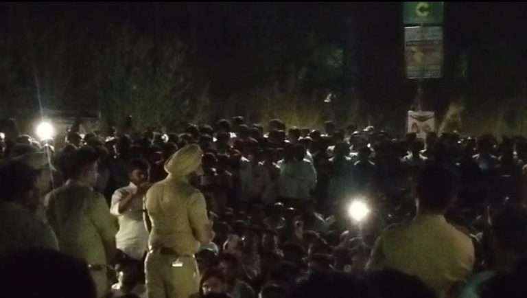 65 वर्षांच्या नराधमाने 4 वर्षांच्या चिमुकलीवर अत्याचार करून केली निर्घृण हत्या,गावकऱ्यांचा संताप, पुणे बंगलोर महामार्ग रोखला