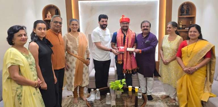 क्रिएटिव्ह फाउंडेशन तर्फे एव्हरेस्ट शिखर सर करणाऱ्या अखिल काटकरचा सत्कार – संदीप खर्डेकर.