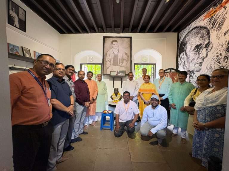 फर्ग्युसनच्या वसतिगृहातील सावरकरांच्या स्मृतींना अभिवादन