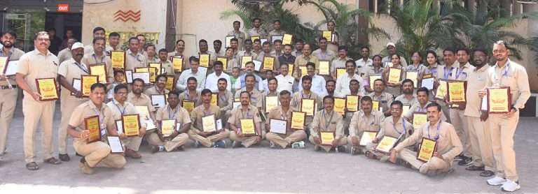 ६३ वीज कर्मचाऱ्यांचा पुरस्काराने गौरव